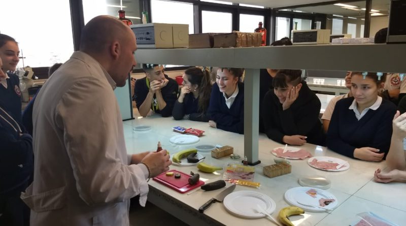 Visita a los laboratorios de la UADE